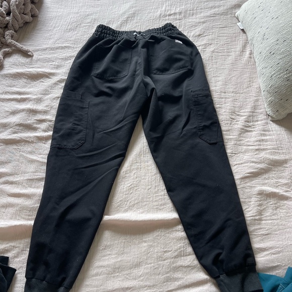 FIGS Women’s Black Scrubs Set - Picture 6 of 6